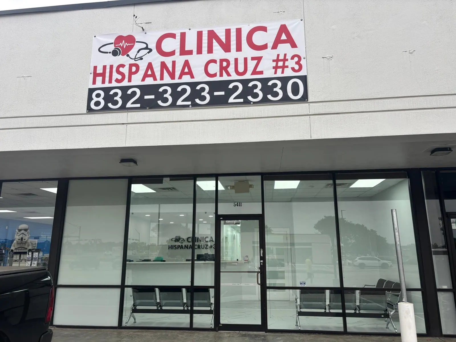 Fachada de Clínica Hispana Cruz #3 en 5411 S Braeswood Blvd, Houston TX - atención médica 100% en español